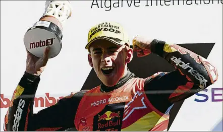  ?? FOTO: RED BULL KTM AJO ?? Pedro Acosta, ayer en el podio.
En un año pasó de quedarse sin equipo para debutar en el Mundial a ganar el título