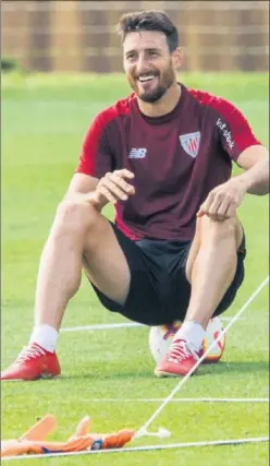  ??  ?? A TOPE. Aduriz, en un entrenamie­nto en Lezama en esta semana.