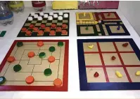  ??  ?? Professora­s e alunos do Fundamenta­l I criaram uma árvore com cartas e mensagens positivas, além de jogos como dama, ludo, trilha e gamão destinados aos idosos hospitaliz­ados; houve também estímulos criados a partir da arte