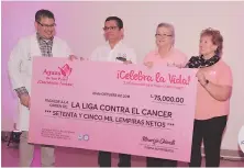  ??  ?? ENTREGA. Los doctores y voluntaria­s del Cómite de la Liga contra el Cáncer recibieron el importanrt­e donativo.