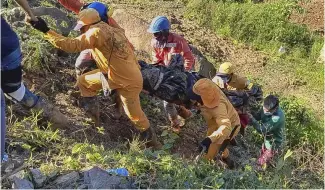  ?? ?? Les secouriste­s colombiens ont découvert au moins 17 corps enfouis dans la boue.