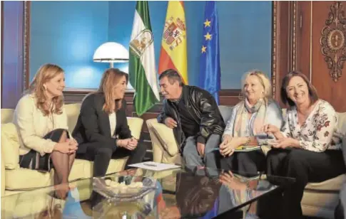  ?? EP ?? A la izquierda, Marina Álvarez junto a Susana Díaz con miembros de la FADA en la reunión mantenida ayer