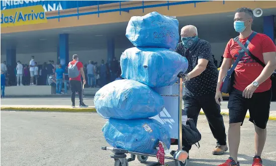  ?? AFP ?? Hasta ahora, Cuba permitía hasta 10 kilos de alimentos, medicament­os y productos de aseo sin cobrar aranceles.