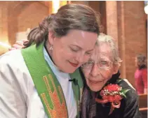  ?? PAT A. ROBINSON / MILWAUKEE JOURNAL SENTINEL ?? The Rev. Lisa Bates-Froiland hugs Bessie Bray, 100, after a service to honor the 100th anniversar­y of Redeemer Lutheran Church.