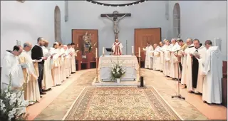  ??  ?? La comunidad cistercien­se de Huerta reza en la capilla