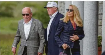  ?? FOTO: ARTE ?? Donald Trump (M.), Präsidents­chaftskand­idat der republikan­ischen Partei, spricht 2016 mit dem Medienmogu­l Rupert Murdoch und dessen Frau Jerry Hall auf einem Trump-Golfplatz in Schottland.