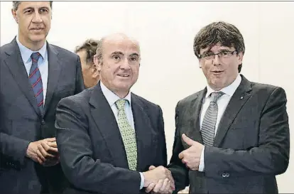  ?? ANDREU DALMAU / EFE ?? Saludo entre Guindos y Puigdemont el pasado viernes en las jornadas del Cercle d’Economia.