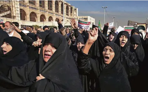  ?? FOTO: AP ?? Protestant­en demonstrie­ren in Teheran. Vereinzelt kommt es zu schweren Ausschreit­ungen.