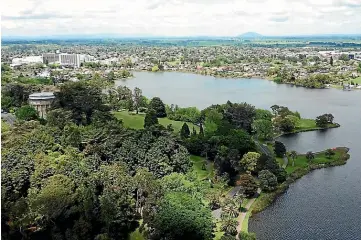  ?? MARK TAYLOR/STUFF ?? An aerial view of the southern portion of the Hamilton West electorate.