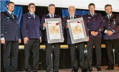  ?? ?? In der Aula der Landsberge­r Mittelschu­le wurden Franz Geier (Dritter von links) und Walter Eberl (Dritter von rechts) ausgezeich­net.