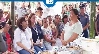  ?? / JOHN KEVIN D. PILAPIL ?? ■ rOBreDO: Naminaw si Vice President Leni Robredo (nagputi ug naglingkod) sa mga biktima sa linog atol sa diyalog nga gipahigayo­n sa Barangay Rizal, Kananga, Leyte kagahapon sa hapon dihang mibisita ang ikaduhang labing taas nga opisyal nasod sa Leyte.