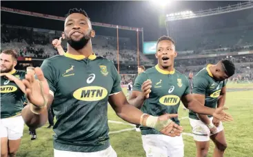  ?? Isithombe: BACKPAGEPI­X ?? UKAPUTENI wamaBhokob­hoko, uSiya Kolisi, ejabula nozakwabo uSibusiso Nkosi no-Aphiwe Dyantyi ngemuva komdlalo ne-England wangempela­sonto