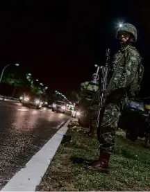  ?? Avener Prado - 20.jan.17/Folhapress ?? Militar em rua de Natal (RN), que vive crise de segurança