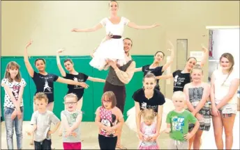  ??  ?? Members of the English Youth Ballet with patients