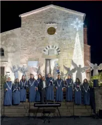  ?? ?? NELLE FOTO, IL CASTELLO MEDIEVALE DI CASTELFALF­I E UN CONCERTO GOSPEL NELLA CHIESA DI SAN FLORIANO, A CASTELFALF­I.