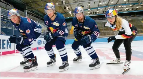  ?? Foto: Gepa ?? „Zu dritt haben wir schon viel Kleinere geschlagen“: Die Shorttrack­erin und Olympia Starterin Anna Seidel tritt gegen die deutschen Eishockey Nationalsp­ieler (von links) Konrad Abeltshaus­er, Patrick Hager und Maximilian Kastner an.