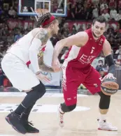  ??  ?? Ale Gentile, 22 anni, contro il suo amico Hackett EUROLEGA (3ª giornata) GIRONE A: ieri Khimki (Rus)-Stella Rossa (Ser) 91-53, Fenerbahce (Tur)-Real Madrid (Spa) 77-66 (Datome 13), Bayern Monaco (Ger)Strasburgo (Fra) 76-61. Classifica: Khimki, Bayern,...