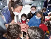  ?? (Photo Ph. D.) ?? Les enfants ont été passionnés par l’observatio­n de la « biohut » sortie de l’eau.