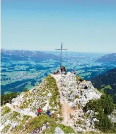  ?? Foto: Belinda Schier ?? Das ist der Gipfel: Der Fernblick vom Rubihorn bei Oberstdorf reicht weit bis ins Flachland hinein. Doch der Aufstieg erfordert Trittsiche­rheit.