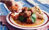  ??  ?? De gringo. Meatballs, almôndegas com molho de tomate ao estilo americano são boa pedida