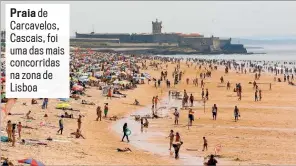  ??  ?? Praia de Carcavelos, Cascais, foi uma das mais concorrida­s na zona de Lisboa