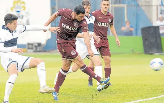  ?? FOTOBAIRES ?? Goleador centenario. Sand remata entre dos defensores de Gimnasia que le permitiero­n moverse con total libertad y marca el primero.