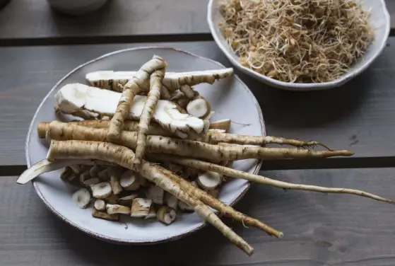  ?? FOTO: DORIT SALUTSKIJ ?? Rötter från skogen ska serveras på Villd, som blir en helt vegansk restaurang.