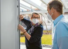  ?? Foto: Uwe Bolten ?? Energieber­aterin Monika Gebhard zeigt dem Hauseigent­ümer Rüdiger Landto die de‰ fekten Stellen an der Terrassent­ürdichtung.