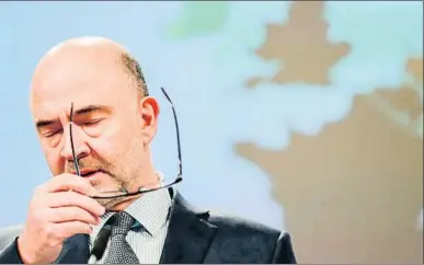  ?? STEPHANIE LECOCQ / EFE ?? El comisario Pierre Moscovici al presentar ayer las estimacion­es de la eurozona