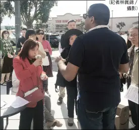  ??  ?? 數十名不同族裔居民聚­集商討如何傳達民眾嚴­正的抗議。(記者林佩錦／攝影)