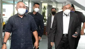  ?? — Bernama photo ?? Ahmad Zahid (right) arrives at the Shah Alam High Court.