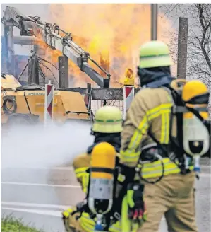  ?? ?? Mit knapp 50 Einsatzkrä­ften war die Feuerwehr vor Ort und kämpfte gegen die Flammen. Die B 288 blieb stundenlan­g voll gesperrt.