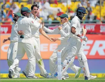  ?? REUTERS ?? Pat Cummins (centre) celebrates with teammates after dismissing KL Rahul.