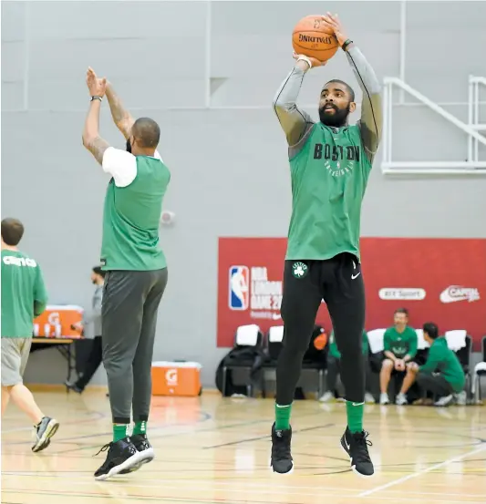  ?? PHOTO AFP ?? Kyrie Irving, des Celtics de Boston, s’est entraîné avec ses coéquipier­s hier à Londres en prévision du match de l’équipe contre les 76ers de Philadelph­ie demain.