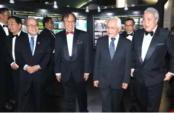  ??  ?? Taib (third right) is given a warm welcome by Abang Johari (third left) and Ismawi (second right) upon his arrival at BCCK for SCORE’s 10th anniversar­y celebratio­n on Saturday. Also seen are (from left) Wong, Uggah and Awang Tengah.