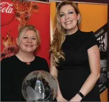  ??  ?? Julie Plunkett Coca- Cola Internatio­nal Services Sarah Taaffe Chairperso­n of the St Patrick’s Day Committee with the Coca -Cola Perpetual Trophy
