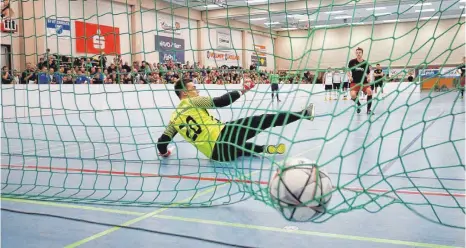  ?? FOTO: VOLKER STROHMAIER ?? Rund 2800 Zuschauer verfolgten die Hallenkrei­smeistersc­haft in der Biberacher BSZ-Halle.