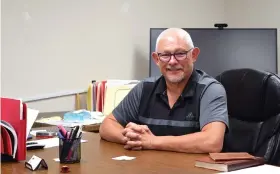  ?? (The Sentinel-record/donald Cross) ?? Mountain Pine School Superinten­dent Bobby Applegate sits at his desk earlier this week while discussing his upcoming retirement.