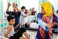  ?? HENDRI/RAKYAT ACEH ?? MUAL DAN PUSING: Santri Assalam Islamic Solidarity School (ISS) Jantho dirawat di RSUD Aceh Besar karena keracunan kemarin.