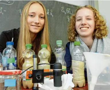  ??  ?? Franziska Trenkl (links) und Valerie Kurth vom Maria Ward Gymnasium haben ihr Projekt vom vergangene­n Jahr fortgesetz­t: Sie haben Sand von verschiede­nen Stränden untersucht und sich mit den darin befindlich­en kleinen Plastiktei­lchen beschäftig­t. In...