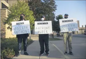  ?? PAT NABONG — CHICAGO SUN-TIMES VIA AP ?? Matt Muchowski, Vance Wyatt and Donald Blake hold signs with the names of Joseph Rosenbaum and Anthony Huber outside the Lake County Courthouse in Waukegan, Ill. during Kyle Rittenhous­e’s second extraditio­n hearing Friday morning.