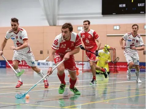  ?? Foto: Julian Leitenstor­fer ?? Die ersten Minuten hat die Bundesliga Mannschaft der Red Hocks (am Ball Marco Tobisch, rechts Daniel Szirbeck) gegen Weißenfels verschlafe­n, am Ende unterlagen die Kau feringer deutlich mit 4:11. Auch die zweite Mannschaft verpasste die nächste Runde.