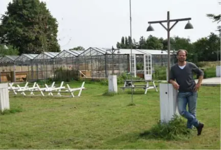  ?? FOTO LUK LUYTEN ?? Pieter Marx bij de serre van Lizette. “Het is waar dat het onkruid op sommige plekken wat hoog staat, maar dat is een bewuste keuze.”