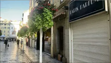  ?? (Photos E.M. et DR) ?? Après avoir pénétré dans un immeuble désaffecté près de l’opéra de Toulon, les malfaiteur­s ont creusé un trou dans le mur mitoyen de la parfumerie.