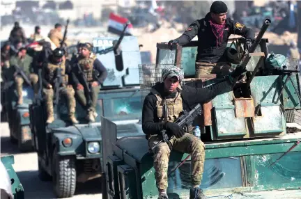  ?? AHMAD AL-RUBAYE |AFP ?? Forças de intervençã­o rápida do Ministério do Interior e do Exército iraquiano içaram a bandeira do país após a expulsão dos rebeldes