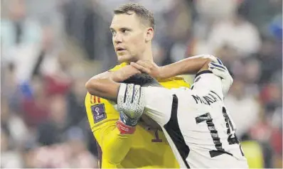  ?? Karim Jaafar / AFP ?? Manuel Neuer consuela a Musiala tras confirmars­e la eliminació­n de la selección alemana.