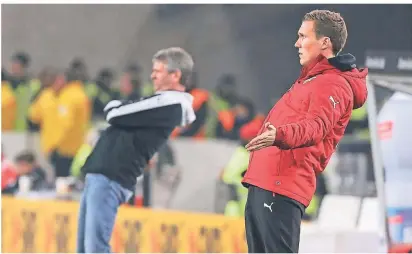  ?? FOTO: DEFODI/IMAGO ?? Friedhelm Funkel und Hannes Wolf (r.) trafen zuletzt als Trainer von Düsseldorf und Stuttgart aufeinande­r
– am 6. Februar 2017. Der VfB
gewann 2:0.