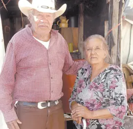  ?? ?? l La señora Rosa Cano Cuamea y Francisco Castañeda García, del ejido San Bartolo.