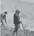  ??  ?? Sofocan. El grupo de brigadista­s logró controlar el incendio a las 19:00 horas del miércoles.