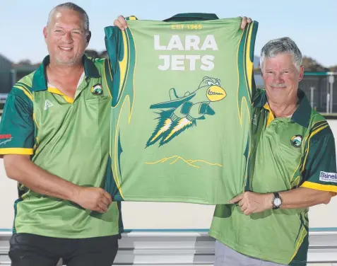  ?? Picture: PETER RISTEVSKI ?? JET STARS: Lara Bowling Club officials Anthony Briggs and Alan Gillett show off the new Lara Jets tops.